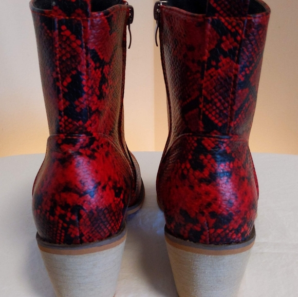 Boots - Picture 3 of 9